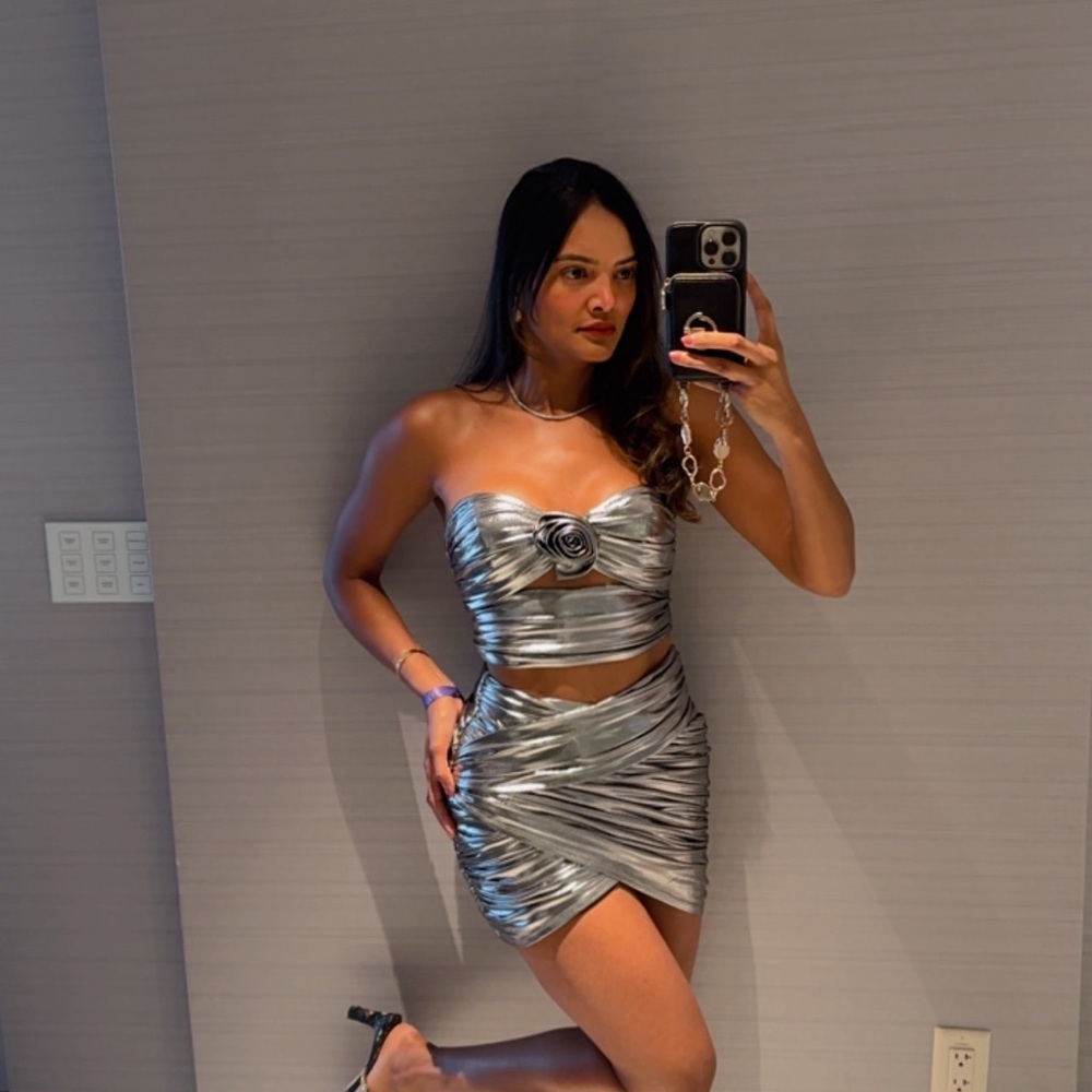 Selling this 2 pieces: top and skirt